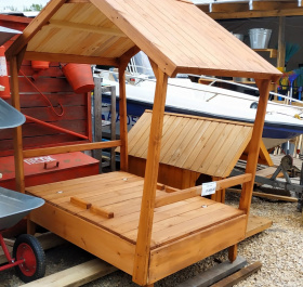 Песочница с крышей и лавочкой